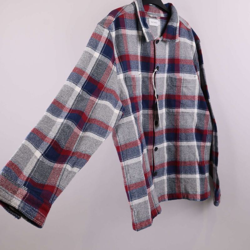 Rutig skjorta visad från sidan med hel ärm i bild