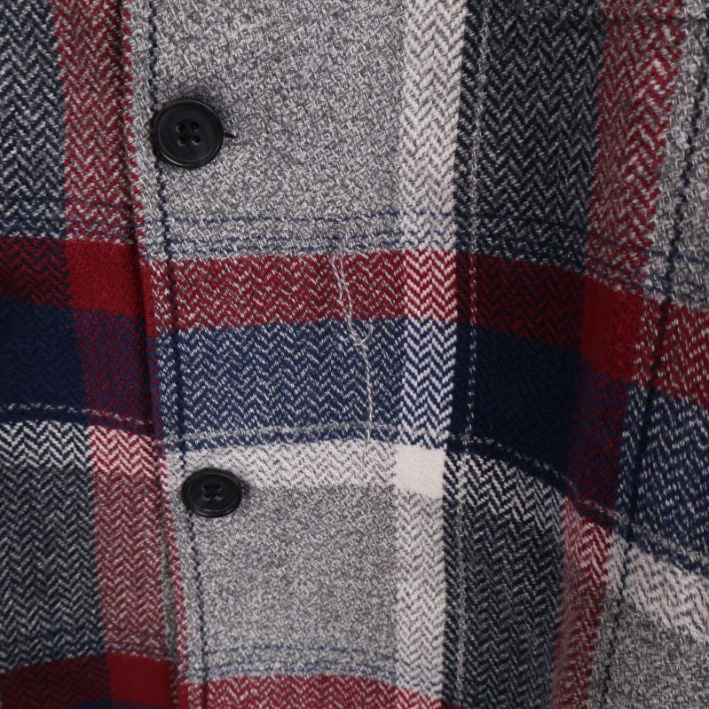 Närbild på skjortans tyg och knappar i rutigt mönster