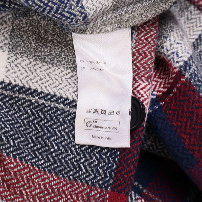 Materiallapp som visar skjortans innehåll: 100% bomull