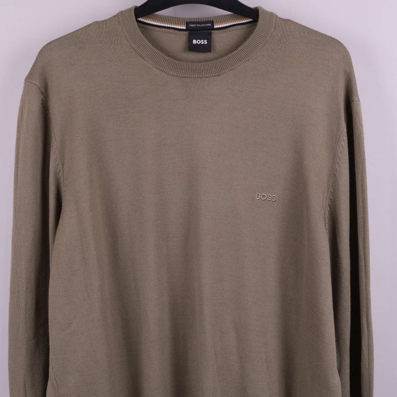 Närbild på tröjans framsida och broderad BOSS-logga