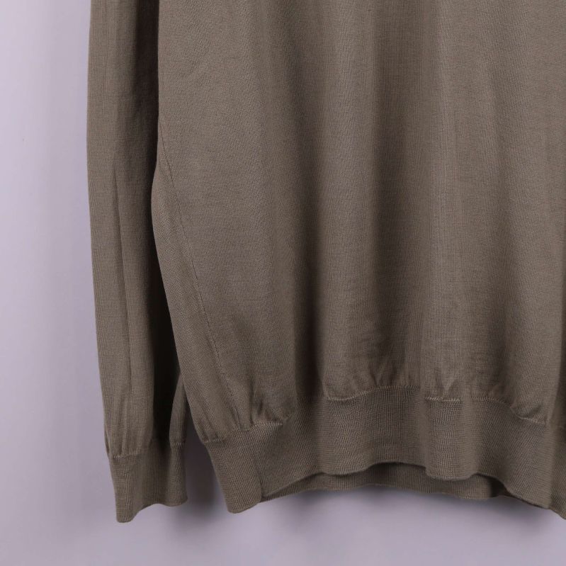 Närbild på tröjans nederkant och ribbat avslut