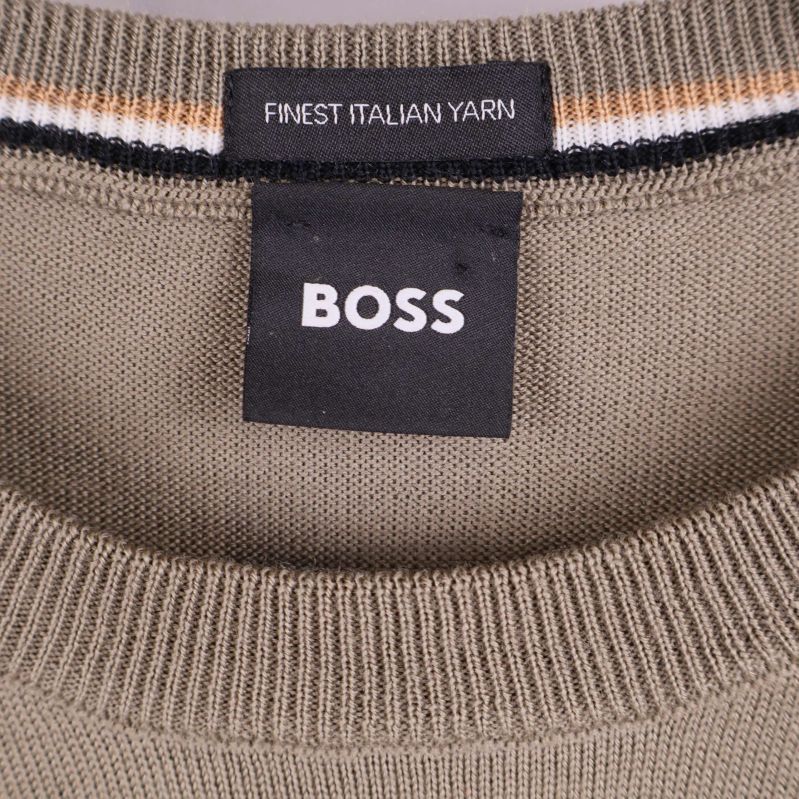 Närbild på BOSS-logga vid halsringning och etikett