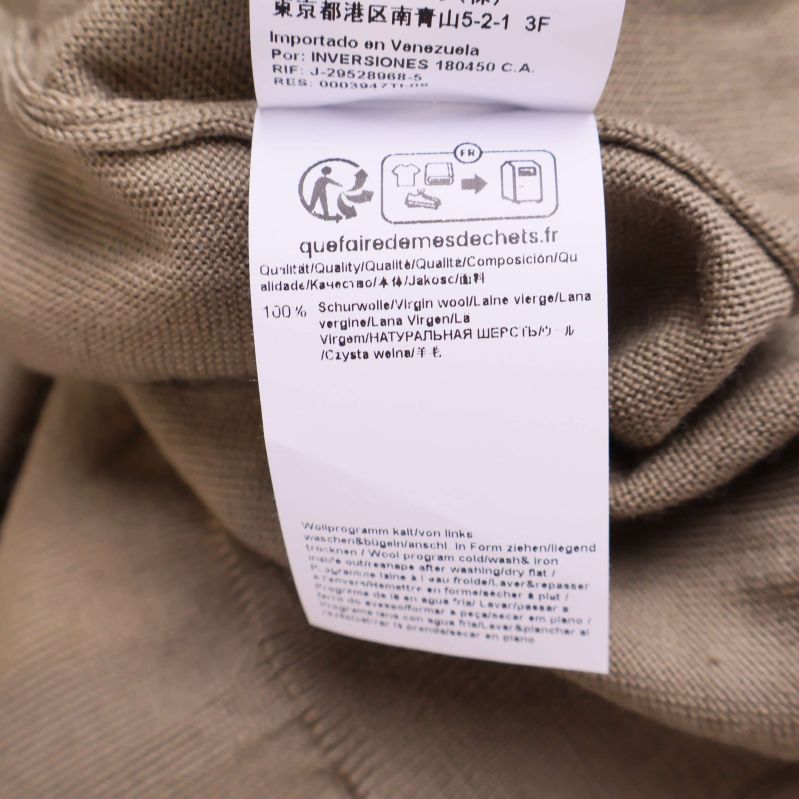 Materiallapp med information om bomull på tröjan