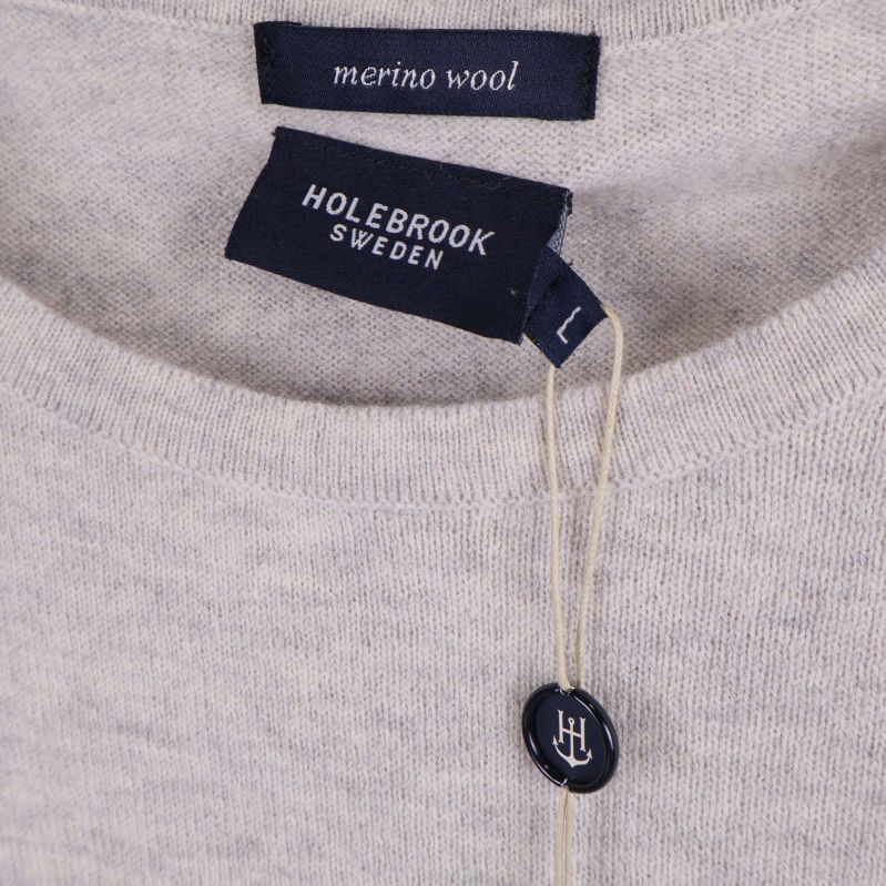 Närbild på etikett där det står merino wool och Holebrook Sweden