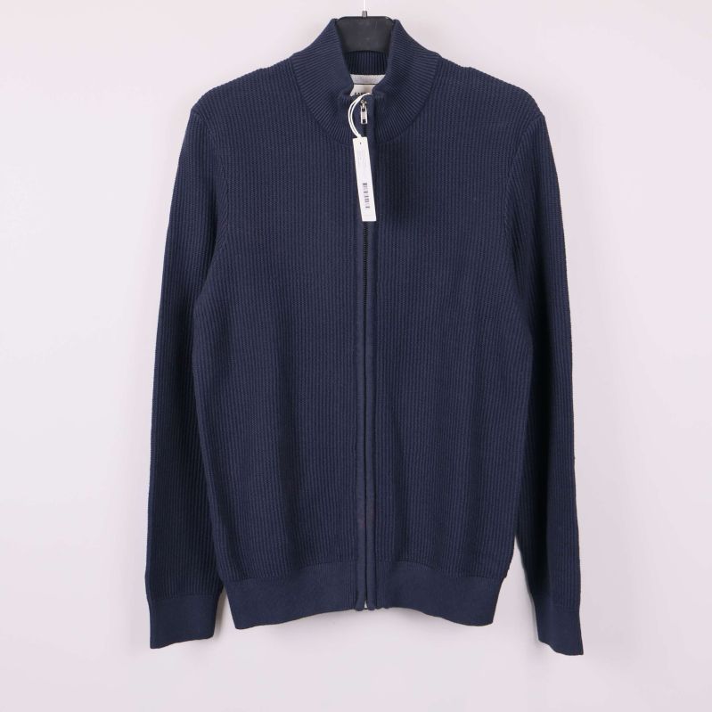 Mörkblå stickad ziptröja med ståkrage framtill på galge