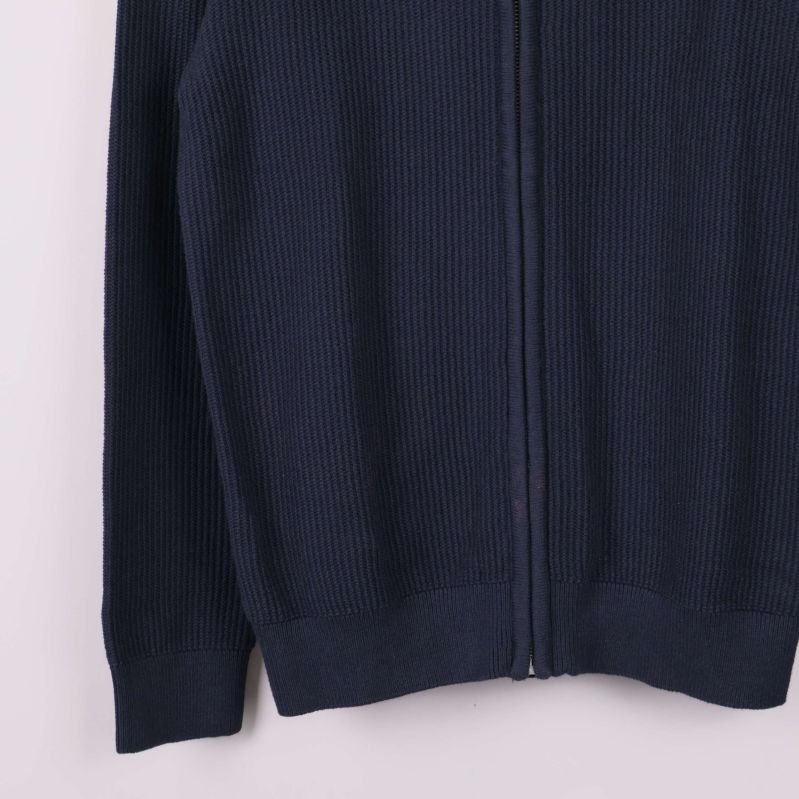 Närbild på midjan och dragkedjan nedtill på mörkblå ziptröja