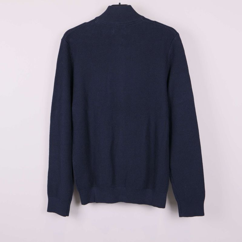 Mörkblå stickad ziptröja sedd bakifrån på galge