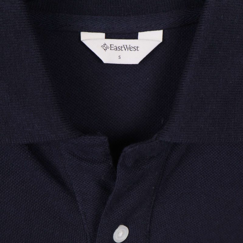 Närbild på krage och etikett som visar East West S