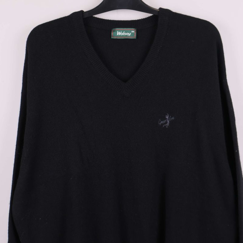 Närbild på V-ringningen och övre delen av tröjan