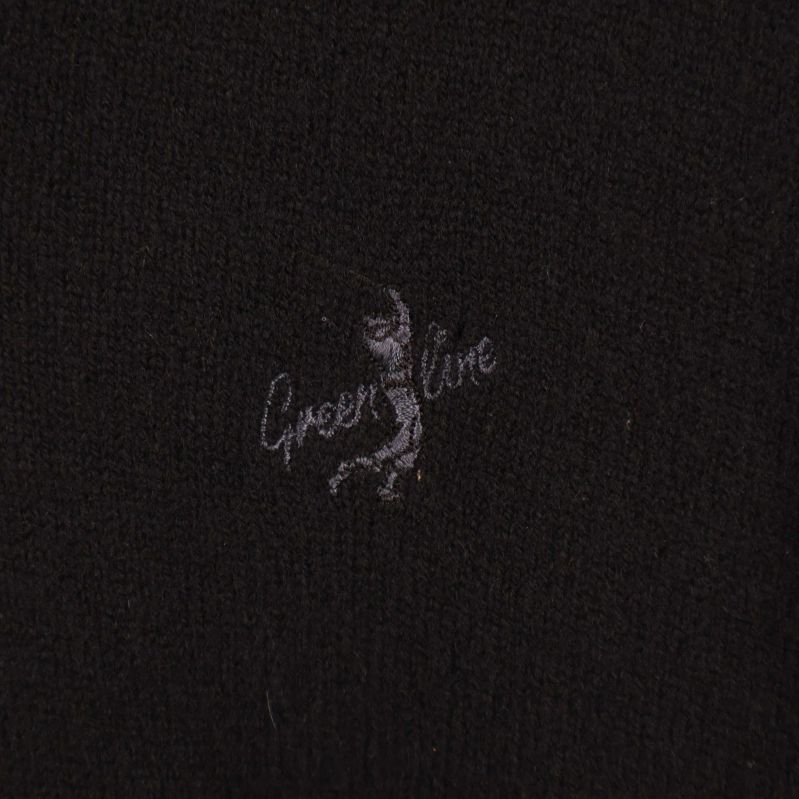 Broderad logotyp med text och figur på bröstet