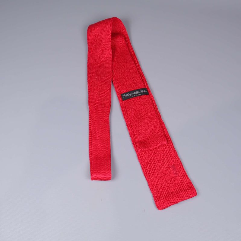 Slipsens baksida med varumärkeslapp synlig