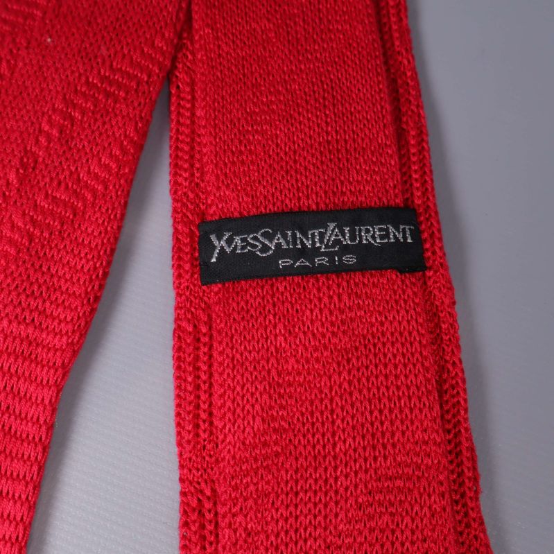 Närbild på etiketten Yves Saint Laurent Paris