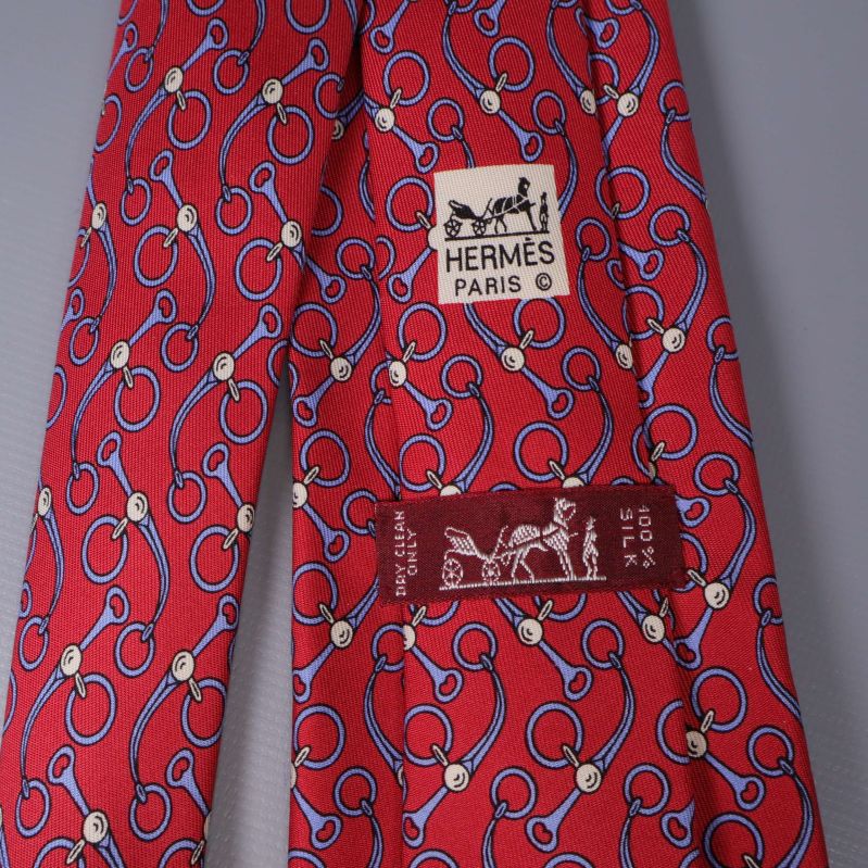 Närbild på Hermès Paris märke på röd slips