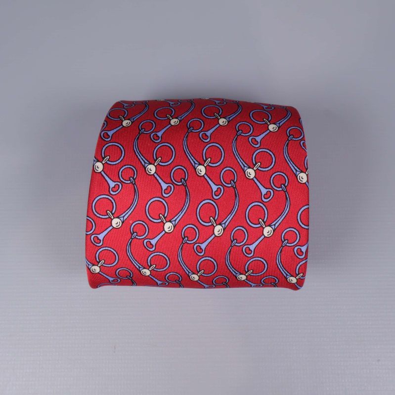 Röd Hermès slips ihoprullad 