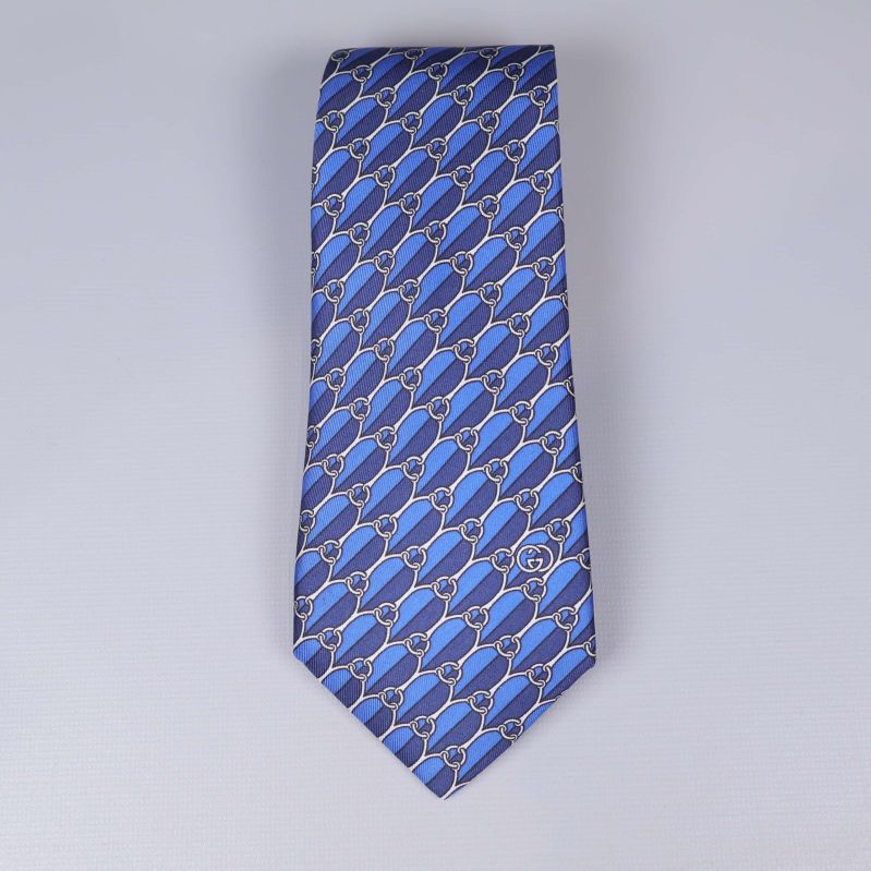 Framsida av blå slips med grafiskt mönster
