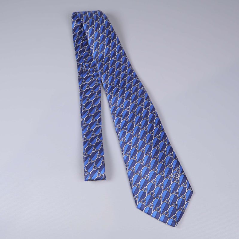 Slips i full längd med tydligt diagonalt mönster