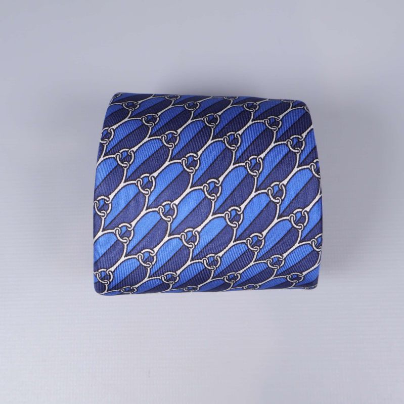 Brett parti av slipsen med tydligt blått mönster