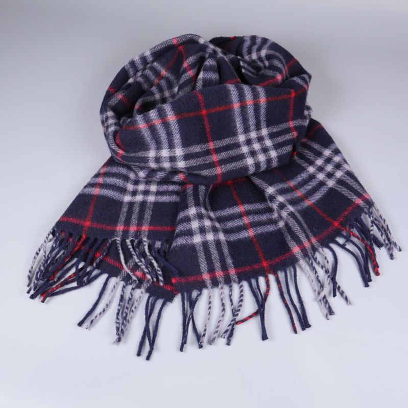 Halsduken slarvigt vikt i cirkelform med synliga fransar