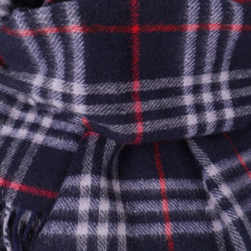 Närbild på tygstruktur och rutigt mönster i halsduken