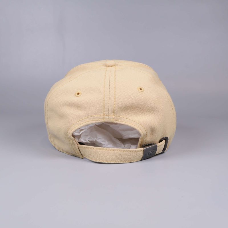 Baksidan av keps med justerbar rem och öppning
