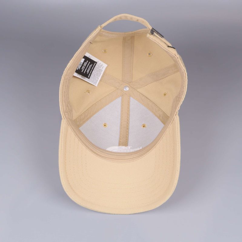 Insidan av keps visar innertyg och etikett