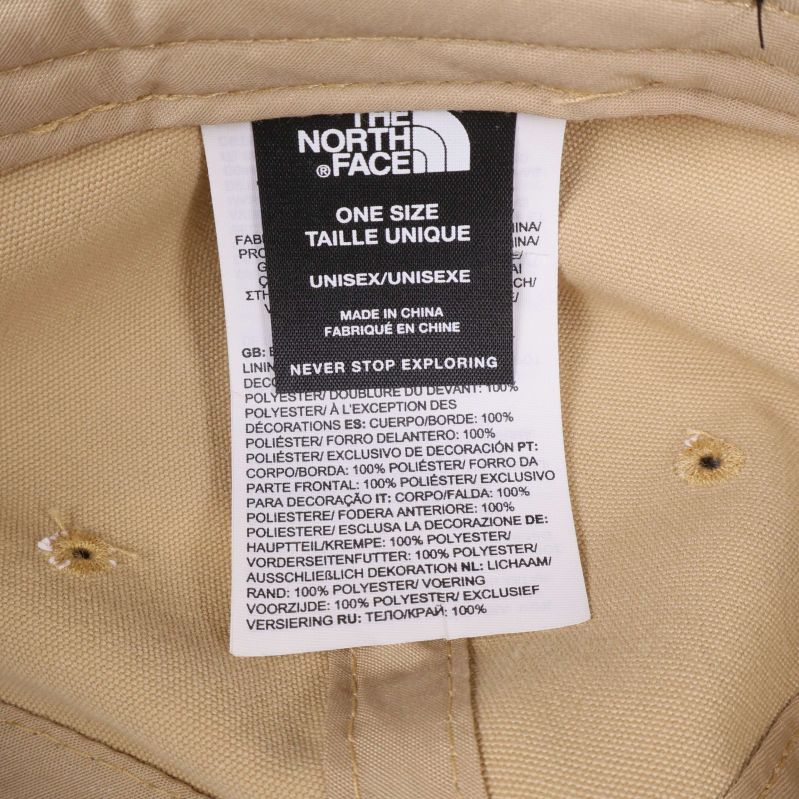 The North Face-etikett inuti keps med materialinformation
