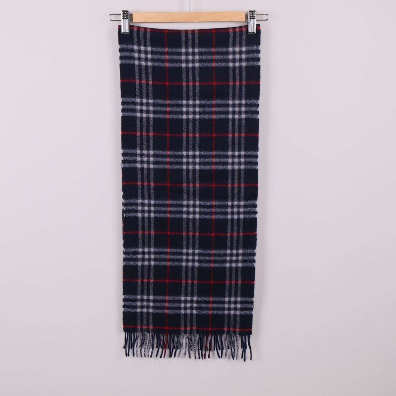 Halsduk i sin fulla längd upphängd synlig framifrån