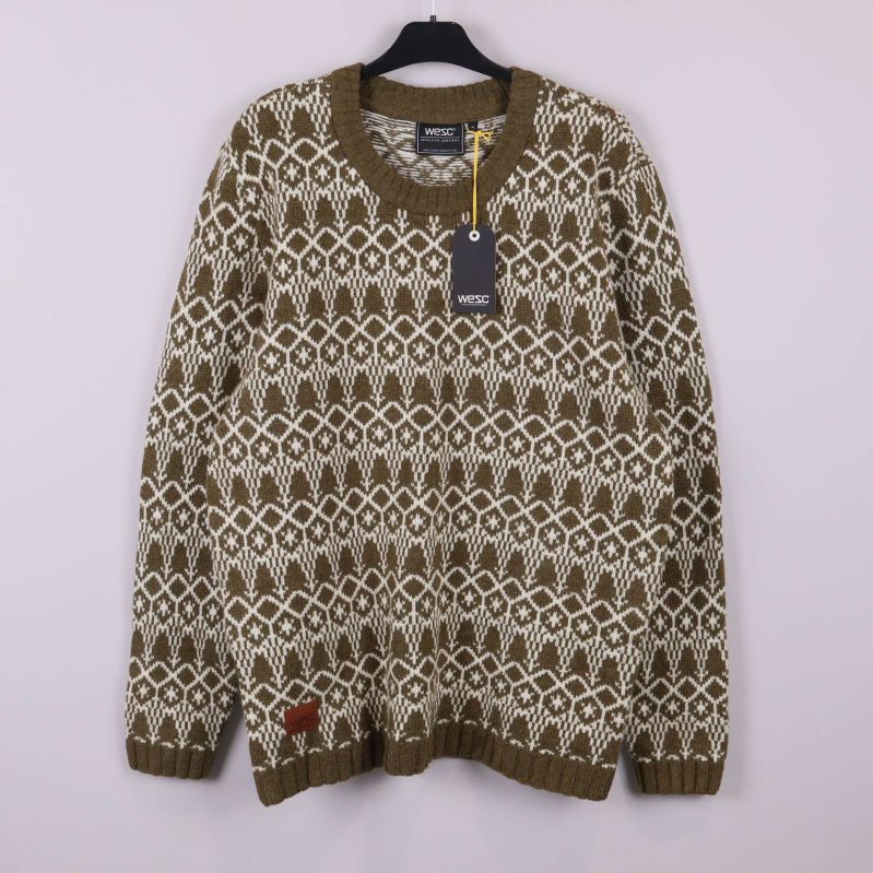 Stickad tröja med olivgrönt och vitt nordiskt mönster framifrån