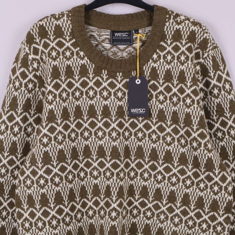 Närbild på tröjans mönster och halsringning med etikett