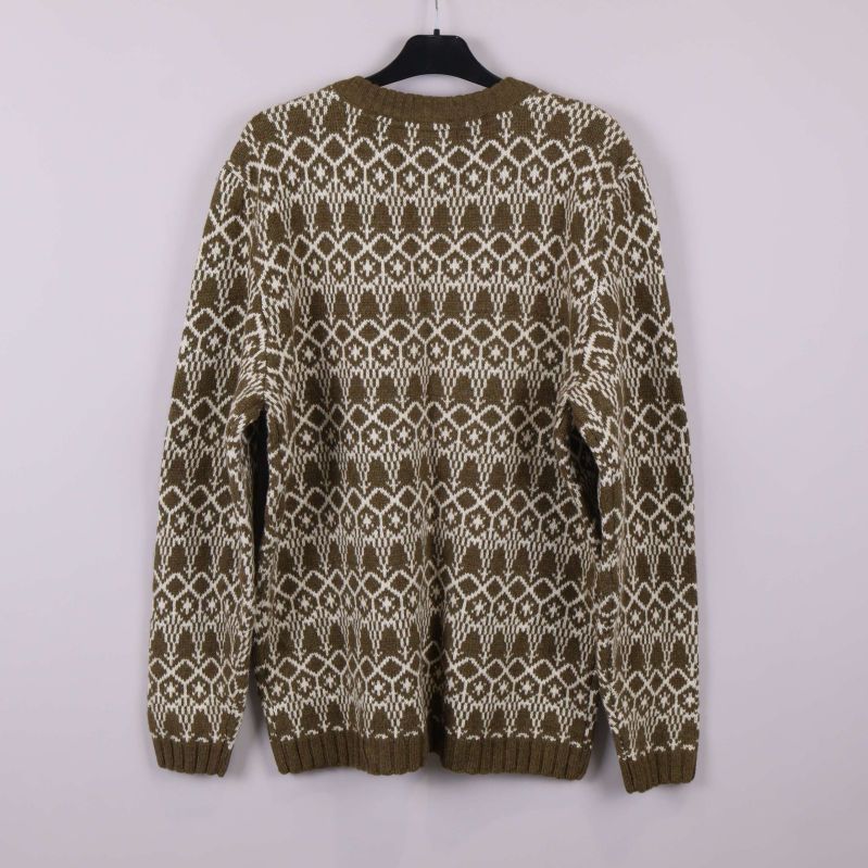 Stickad tröja med olivgrönt och vitt nordiskt mönster bakifrån