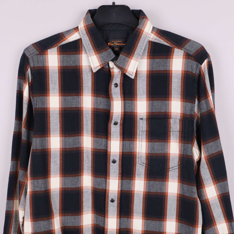 Bröstficka och knappdetaljer