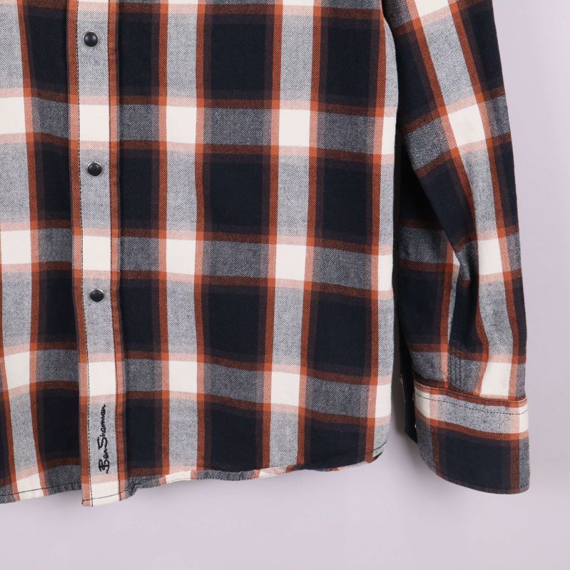 Detaljer vid manschett och knappslå