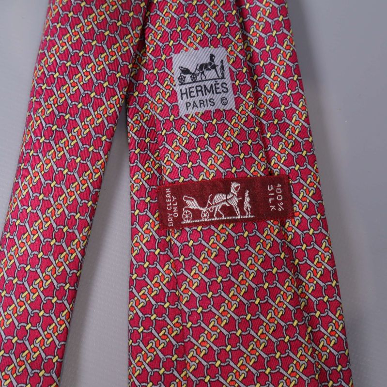 Närbild på Hermès Paris och tillverkningsetikett