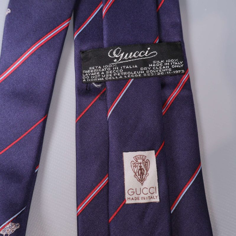 Närbild på Gucci-etiketten och materiallapp