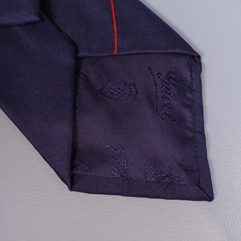 Foder av slipsen med Gucci-loggor