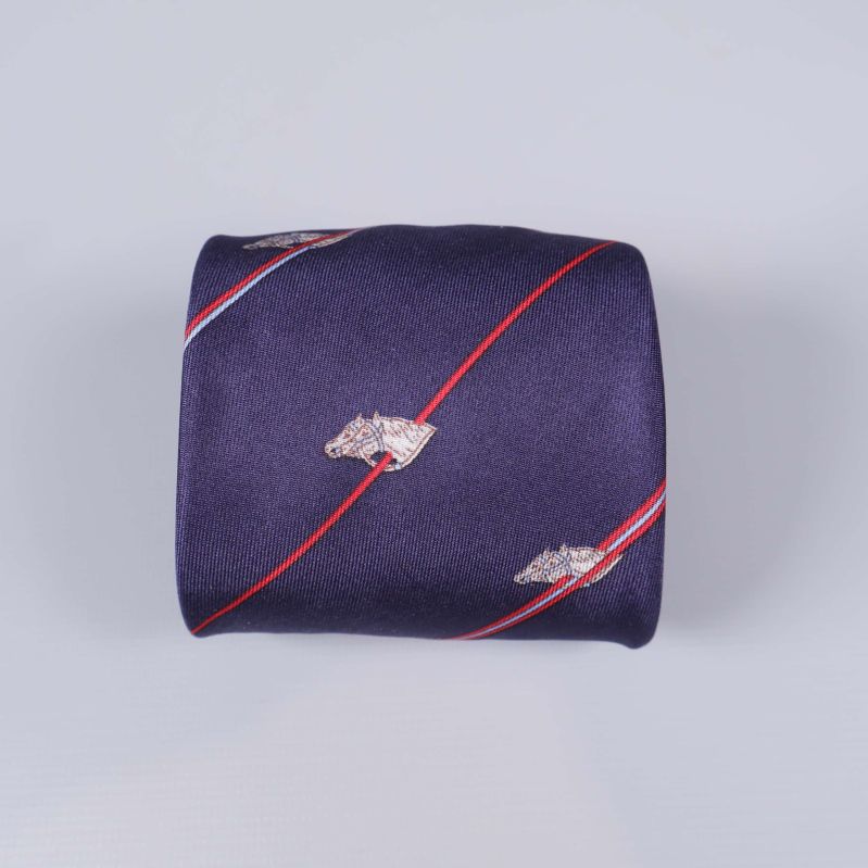 Framtill på slipsen med hästmotiv och ränder