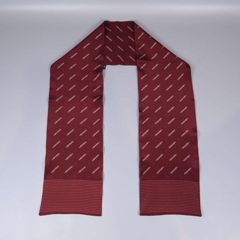 Vinröd scarf med randiga kanter