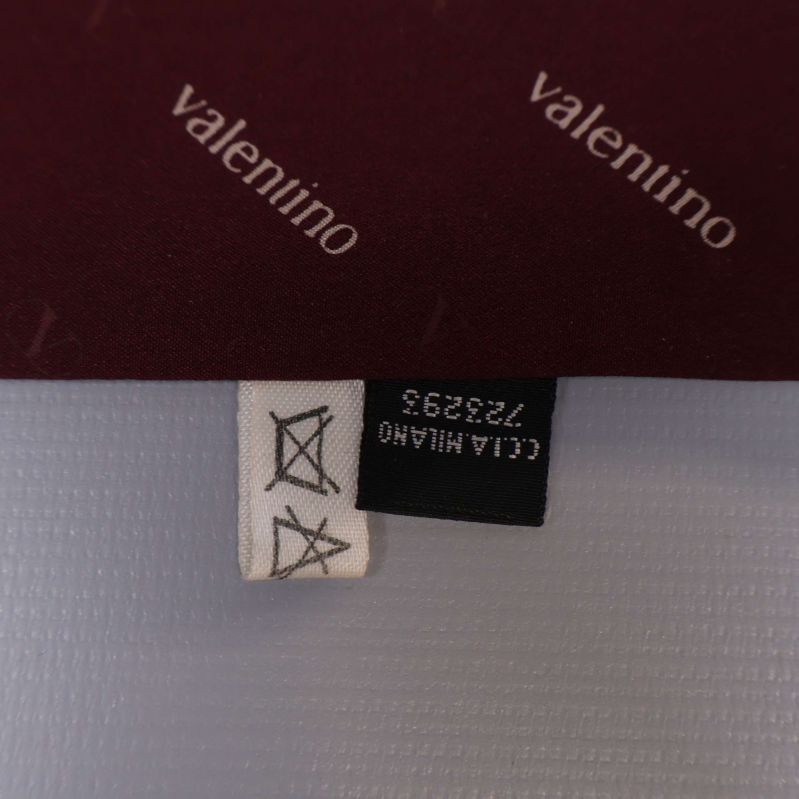 Svart etikett med tvättråd 