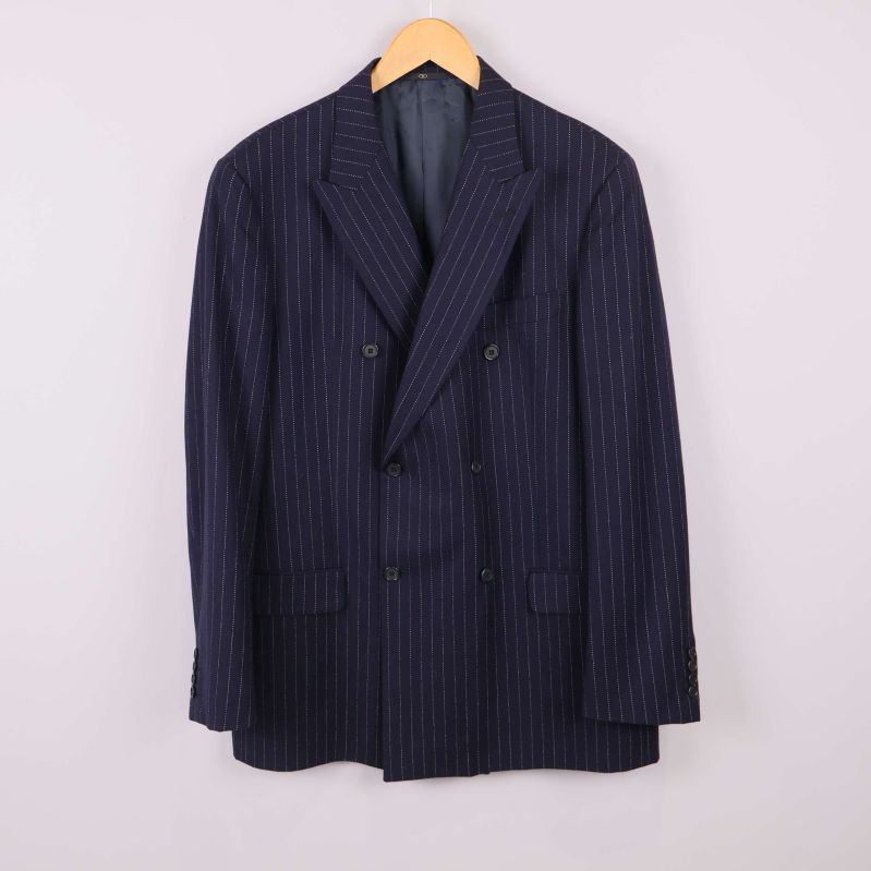 Dubbelknäppt kavaj i kritstrecksrandigt tyg 