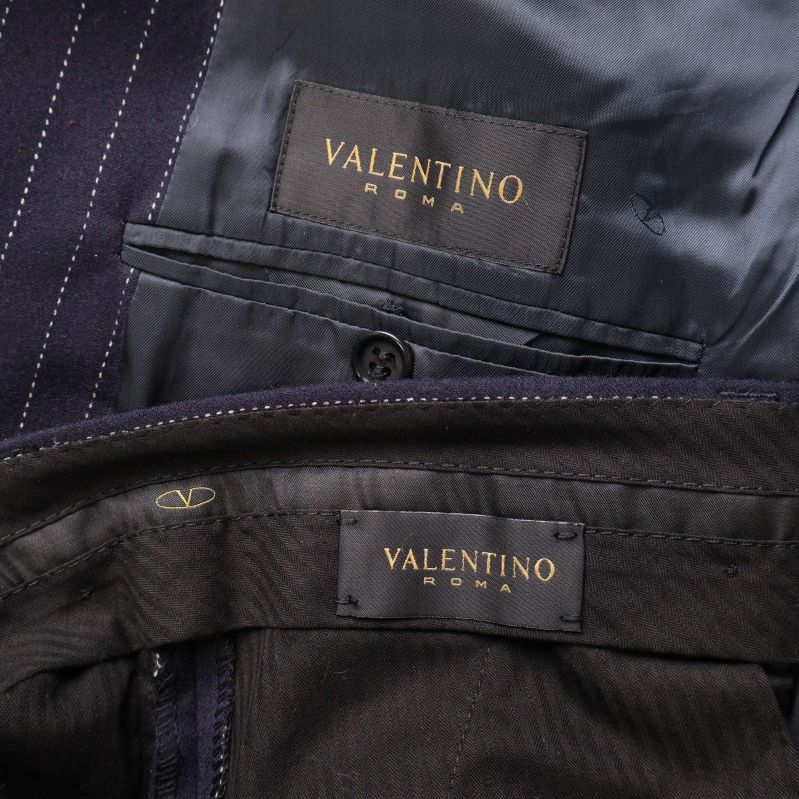 Närbild på Valentino Roma etikett i kavajen och byxan