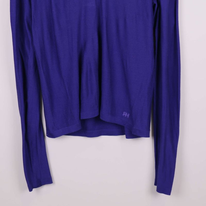 Nederkant och ärmar av lila tröja visas