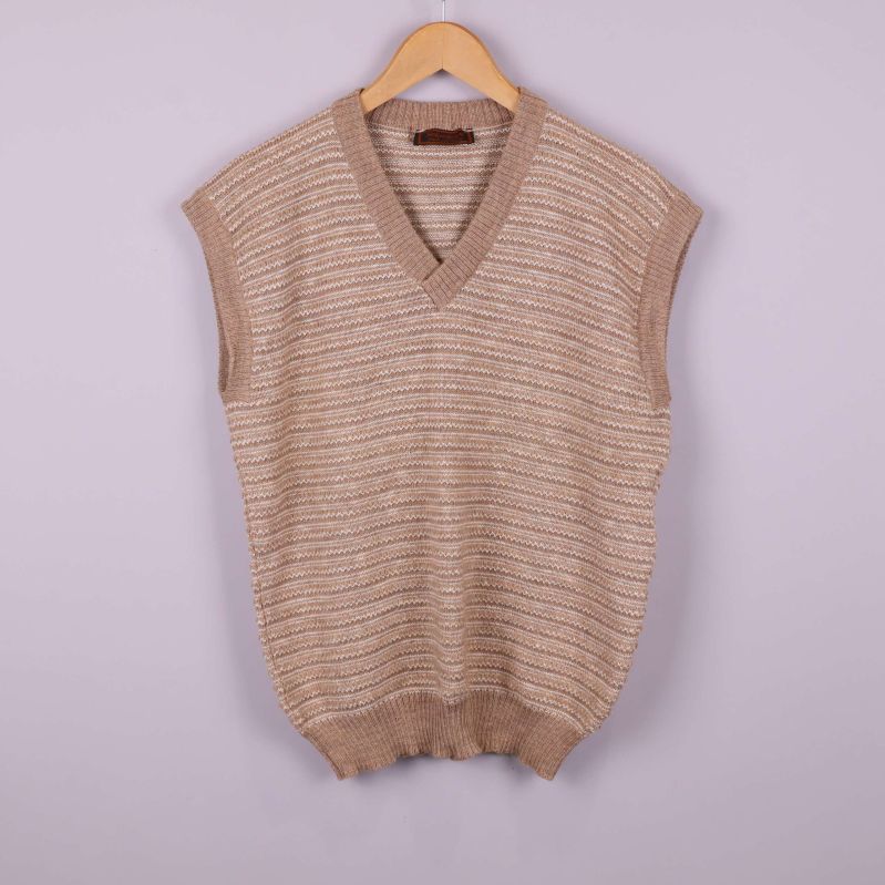 Beige stickad väst med v-ringning 