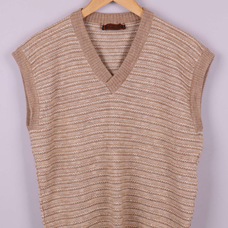 Detalj av västens övre del och v-ringning