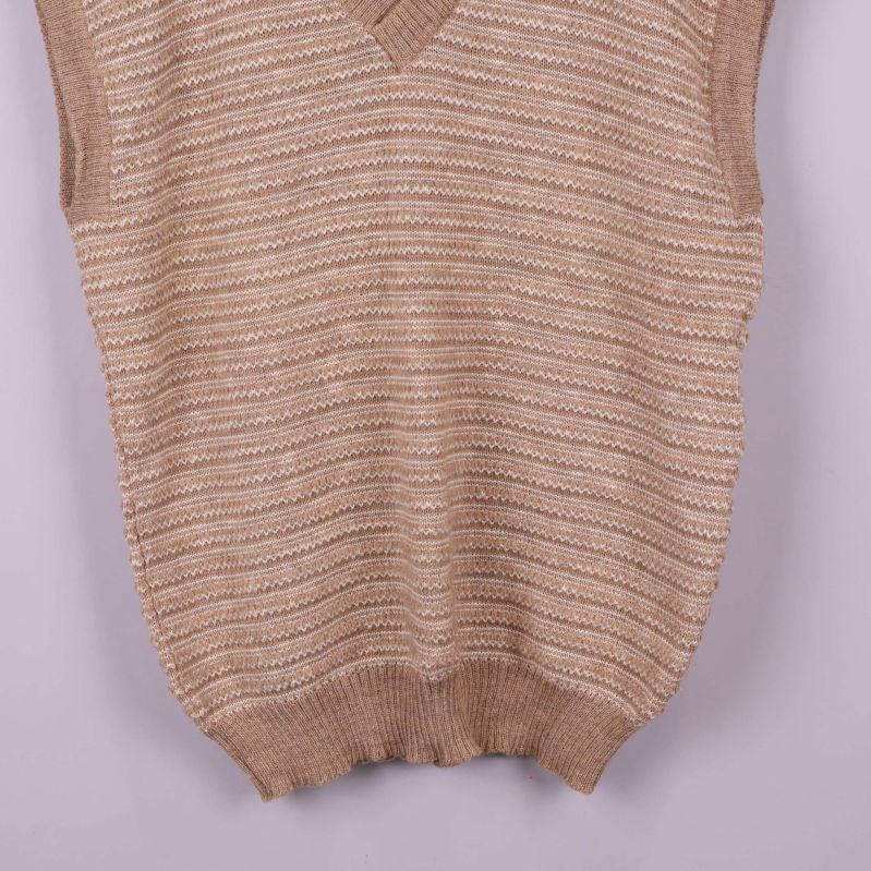 Närbild på västens nederkant med ribbstickad finish