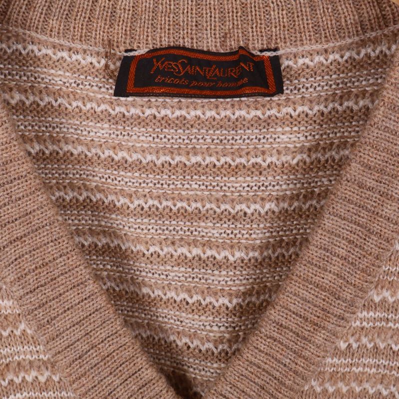 Närbild på v-ringning och etikett från Yves Saint Laurent