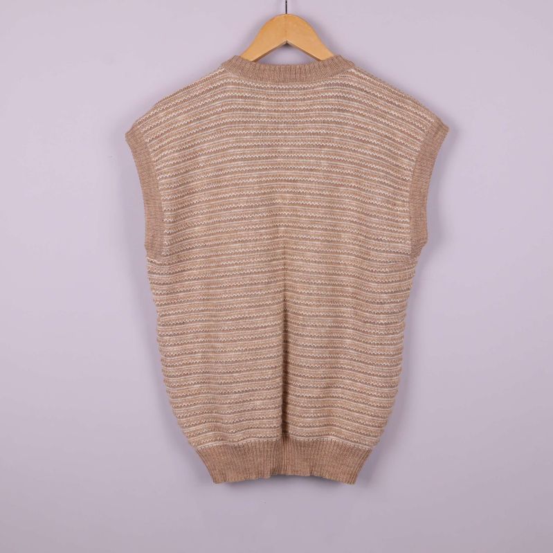 Baksidan av beige stickad väst med ribbade kanter