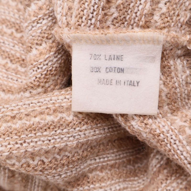 Materiallapp som visar 70 procent ull, 30 procent bomull