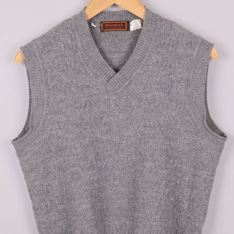 Grå ullväst med v-ringning i närbild