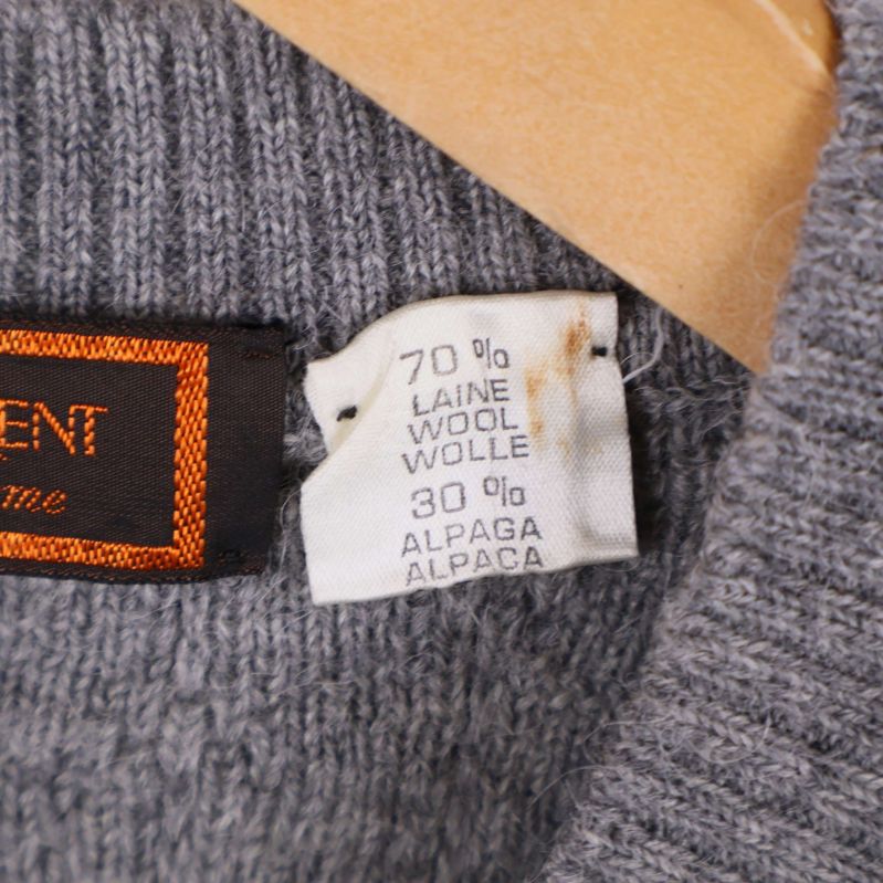 Närbild på materiallapp som visar 70% ull och 30% alpacka