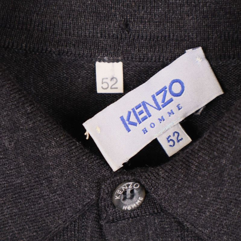 Närbild på Kenzo Homme märkesetikett och storlek 52 i kragen